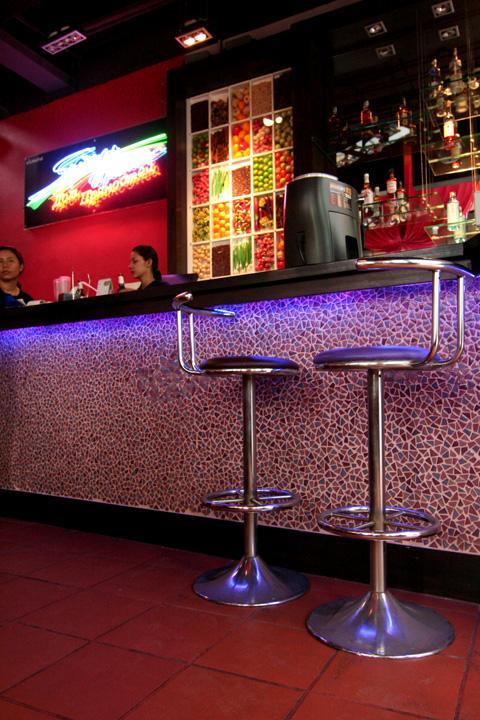 バーカウンターに並ぶリキュール類を使った本格カクテルの中からまだメニューには載っていない新メニュー２種類を頂きました。