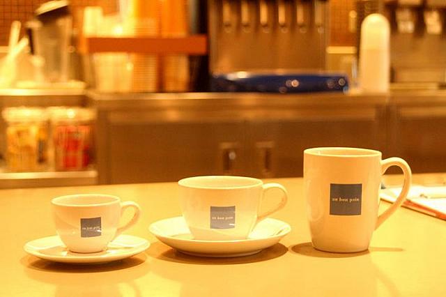 左から、エクスプレッソ 各種ホットカフェ小 各種ホットカフェ大のサイズ。
 