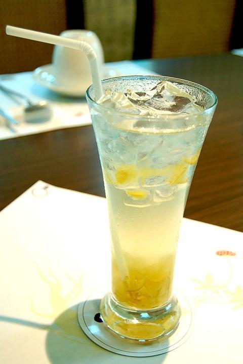 梅茶（アイス）　90バーツ <br>
みずみずしい爽やかな梅の果肉入りドリンク。酸味が強くなく甘さも控え目で濃い味付けの料理にはピッタリ。 
