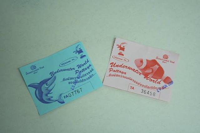 青が外国人。赤がタイ人チケット