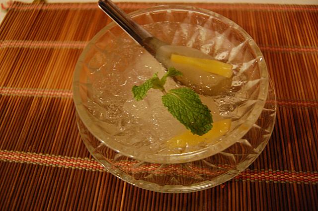 氷を混ぜて一緒に食べるスイーツです。日本では見かけない（？）フルーツのシロップ漬けが最高に美味しくハマります。