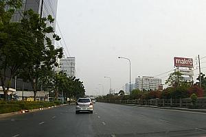 ナラティワートラチャナカリン通りは通勤ラッシュに巻き込まれると一気に渋滞します。