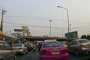 ナラティワートラチャナカリン通りは通勤ラッシュに巻き込まれると一気に渋滞します。