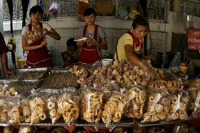 日本のポン菓子に似た、タイのお米で作ったお菓子