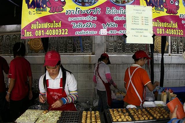 タイの市場の風景に溶け込んだ、たこ焼き屋台。なんか不思議な感じですね。