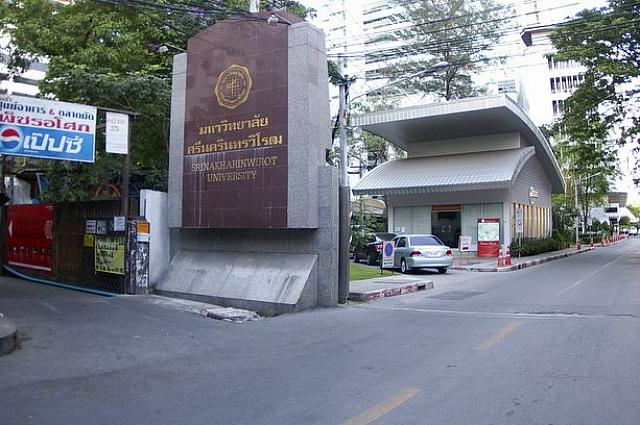 大学の入口