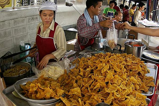 大体いつも市場が途切れる１番奥で行列を作っている、木タラ名物「揚げワンタン」サクサクで日本人にもタイ人にも人気です。