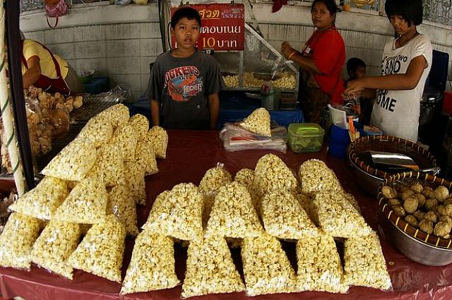 ポップコーンもタイでは屋台で売ってるんですね。作りたてが1袋10バーツですって、甘いのと塩味のとがあります。