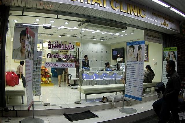 さすが、眠らない街のナイトマーケット。美容クリニックも夜の23時開店、朝まで営業です。