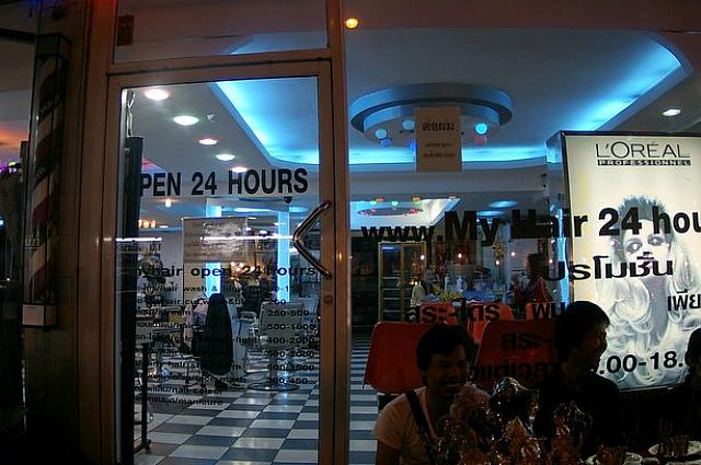 こちらのヘアサロンなんて24時間営業。深夜遅い時間は夜の商売のお姉さんがいっぱいです。