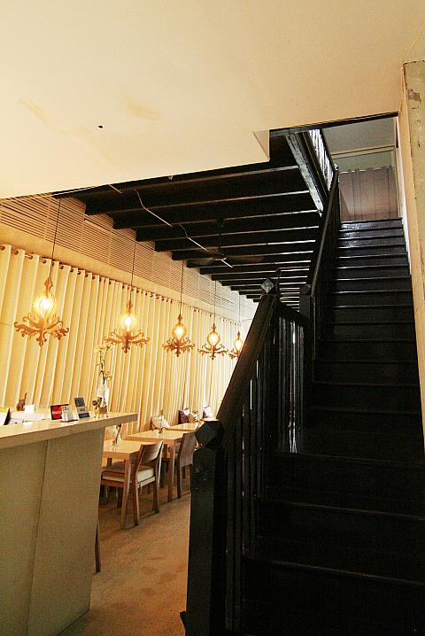 ２階建の歴史ある建築物内には全室お部屋のインテリアが微妙に異なる１２部屋。まずはロビー奥手からすぐにある階段を登ってまずは一番ゴージャスなスイートルームからお部屋を実際に見て行きましょう。