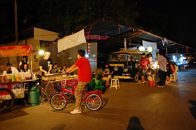 物品のほか飲食店などの屋台もいくつかあります。
