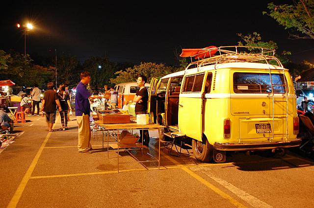 自動車好きの主人たちが多く集まっています