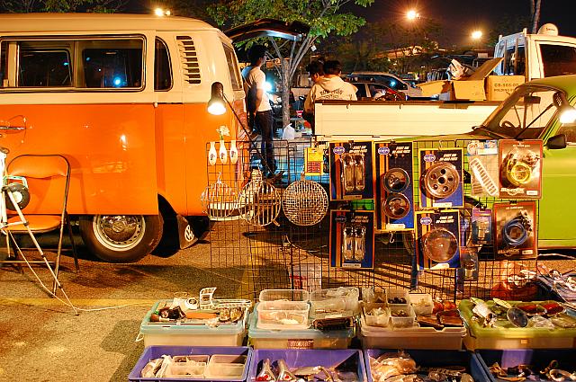 夜のマーケットでもカラフルな車がよく目立ちます。