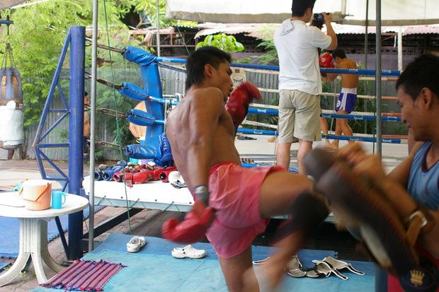 カメラでも捕らえられないサガペット選手のミドル