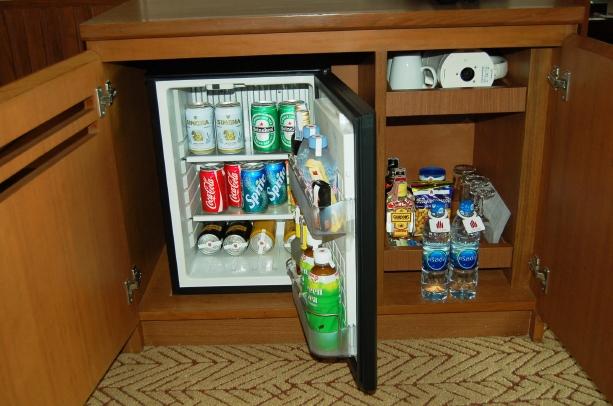 無料飲料水は1日2本、ポットもあります