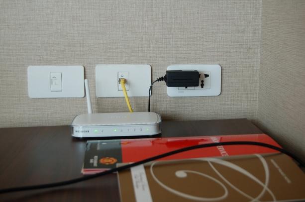 無線のアクセスポイント端末あり、電源はユニバーサルタイプ