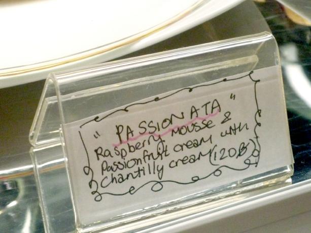 ケーキの値札は手書き。さりげない可愛らしさが溢れています