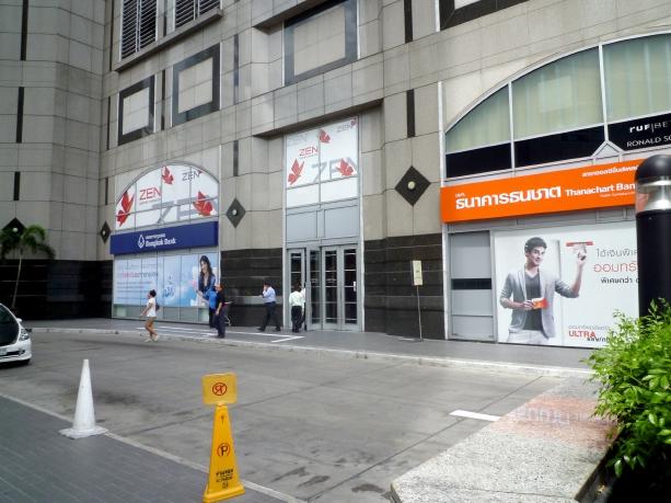 向かって右側の銀行の間の扉から入ると正面右手に「ブーケリア」が見えます