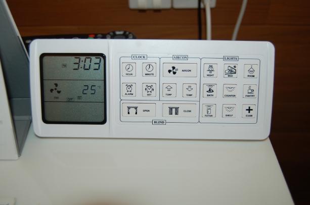 枕元のスイッチ類、カーテンも自動です