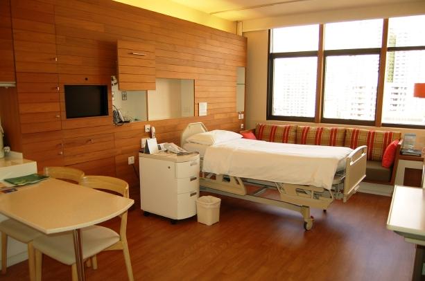 窓が大きく明るいお部屋です