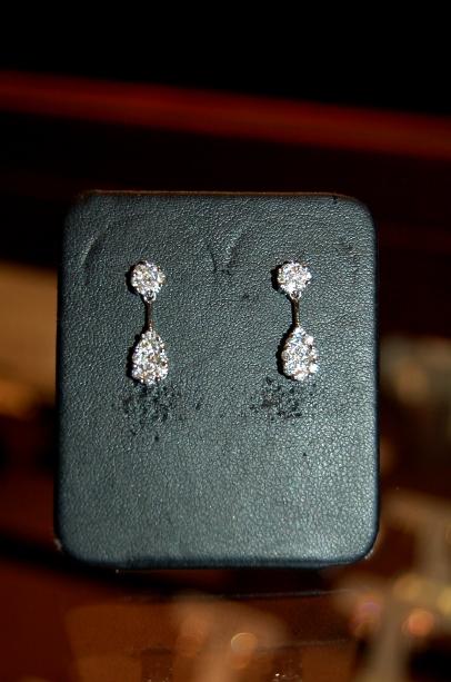 【K18ホワイトゴールド製ピアス：0,64ct(34pcs)】　同じデザインのピアス、セットで着けたらどんなに素敵なことでしょう。胸元と耳、お洒落に決めたいものです。<br>US$860