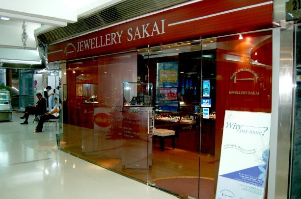 重厚感のある木目調のお店です