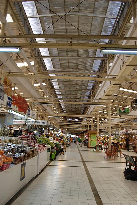 色々なお店があって食べるものに困ってしまいますね。