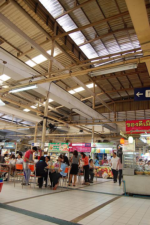冷房は扇風機だけですが、それでも多くの人が食事をしています。