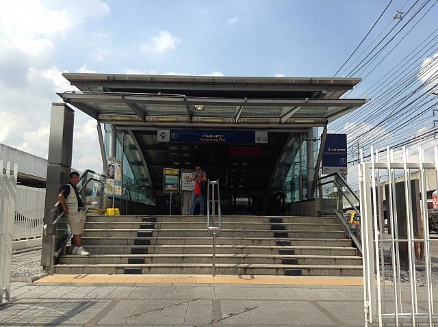 MRT（地下鉄）ガムペーンペット駅の３番出口をでて目の前に「オートーコー市場」があります！！