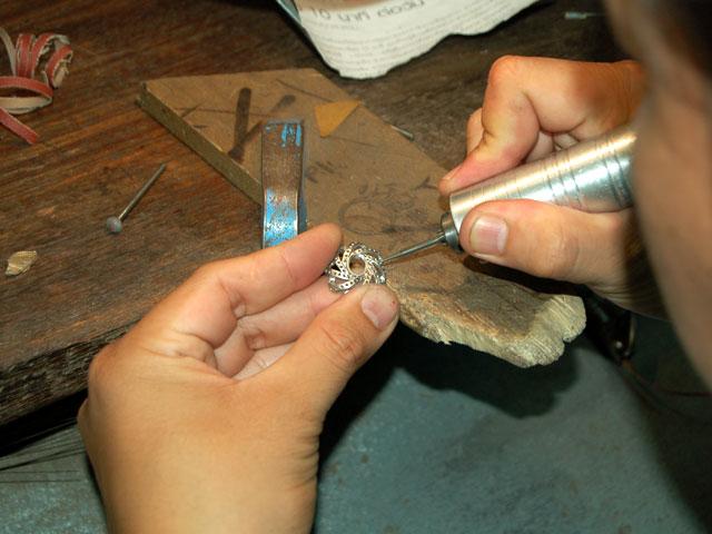 ブローチでしょうか？　細かい部分まで磨いています