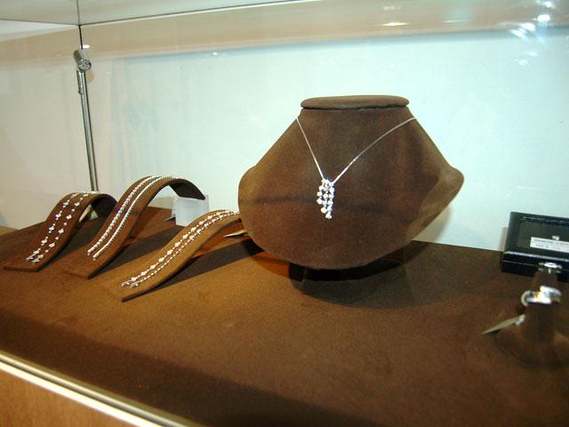 約500点の商品が紳士、淑女をお待ちしています