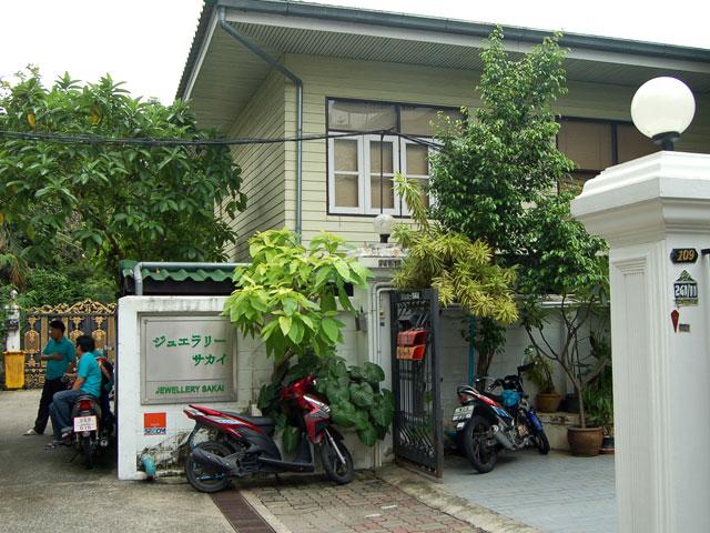 日本語ではっきりとした看板が出ています