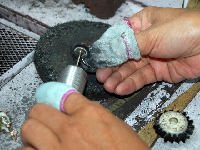 バフと呼ばれる機械で最後の仕上げをしているところです