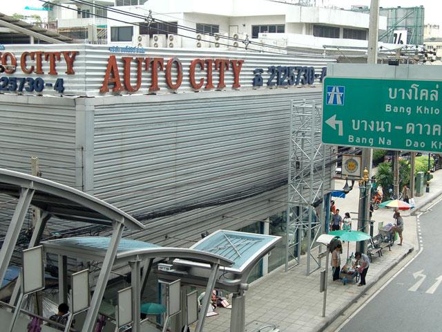 BTSの2番出口からAUTO CITYが見えますので角を曲がってください