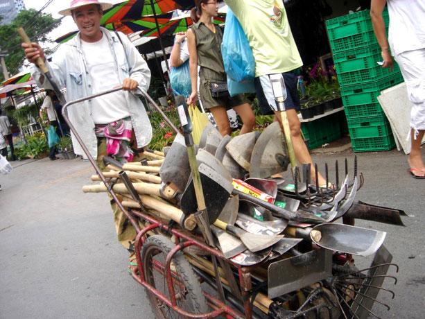 園芸用具を売る人