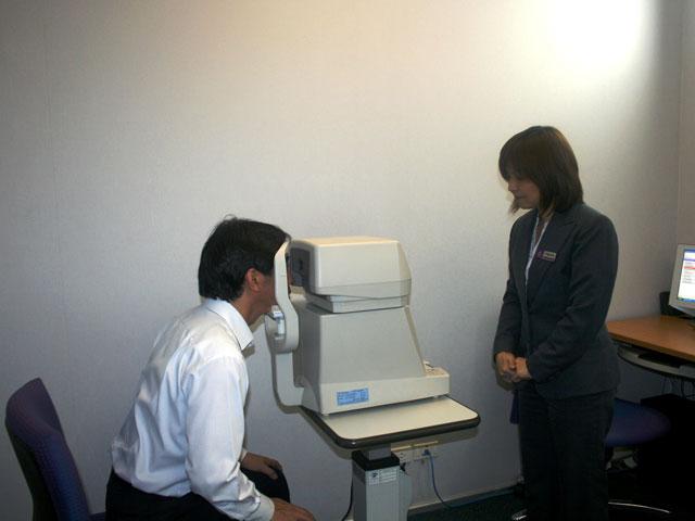自動視力測定器：レンズの中には草原が映ります