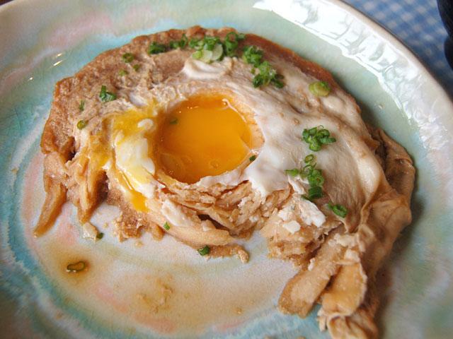 箸で切り崩し、タマゴを合わせながら頂きます