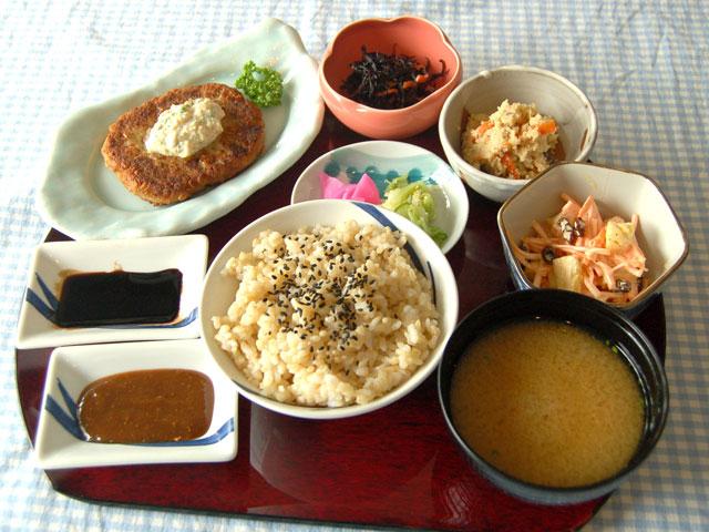 ハンバーグ、小鉢3種、お新香、玄米ご飯、お味噌汁