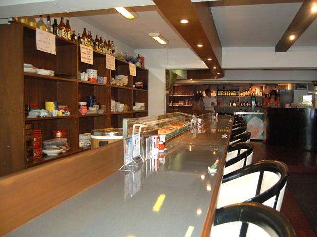 カウンターではお酒を楽しみたいですね