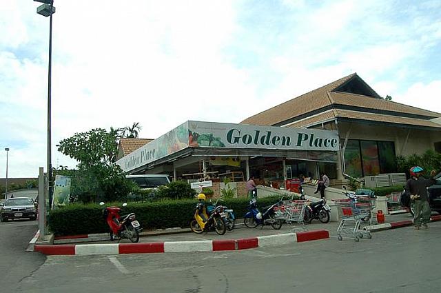 ラマ9世通りからプラウティット通り交差点までの間に見える「GOLDEN PLACE」