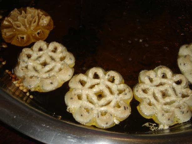 花びらのような揚げ菓子