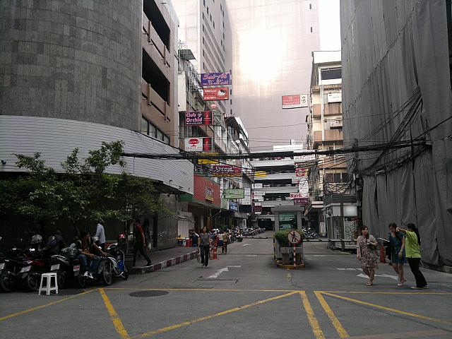 タニヤ通りにある小さな路地も通には人気
