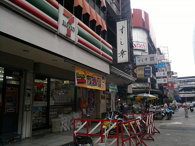 コンビニも真ん中あたりにあります