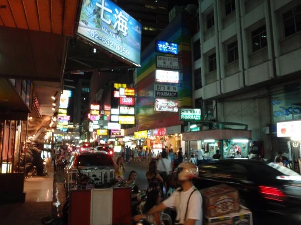 夜から盛り上がる通り