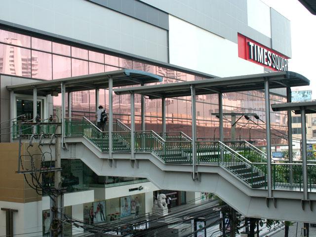 そのままTIMES SQUAREビルに入れます