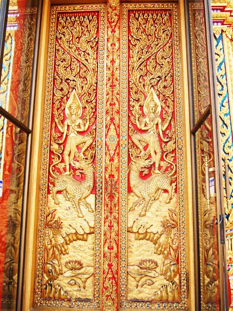 美しい左右対称の彫刻が施された本堂扉