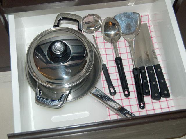 お鍋に包丁などの調理器具も完備
