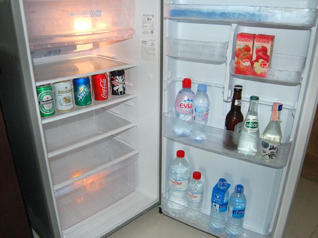 大型冷蔵庫の中身　日本酒まであります