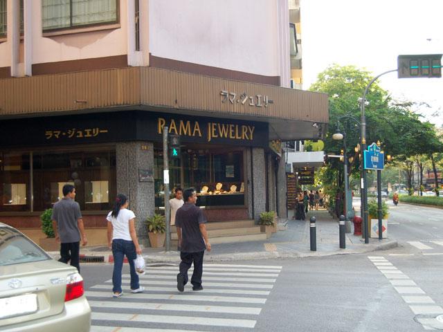 マヘサック通り交差点にあるラーマジュエリー